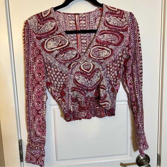 FREE PEOPLE RED WHITE PINK PAISLEY PATTERNED V NECK BLOUSE SIZE EXTRA SMALL - Picture 1 of 16
